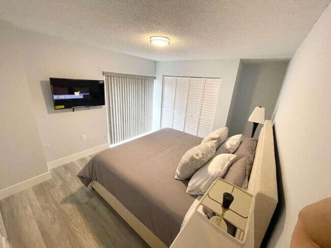 Building Photo - 118 1st Terrace