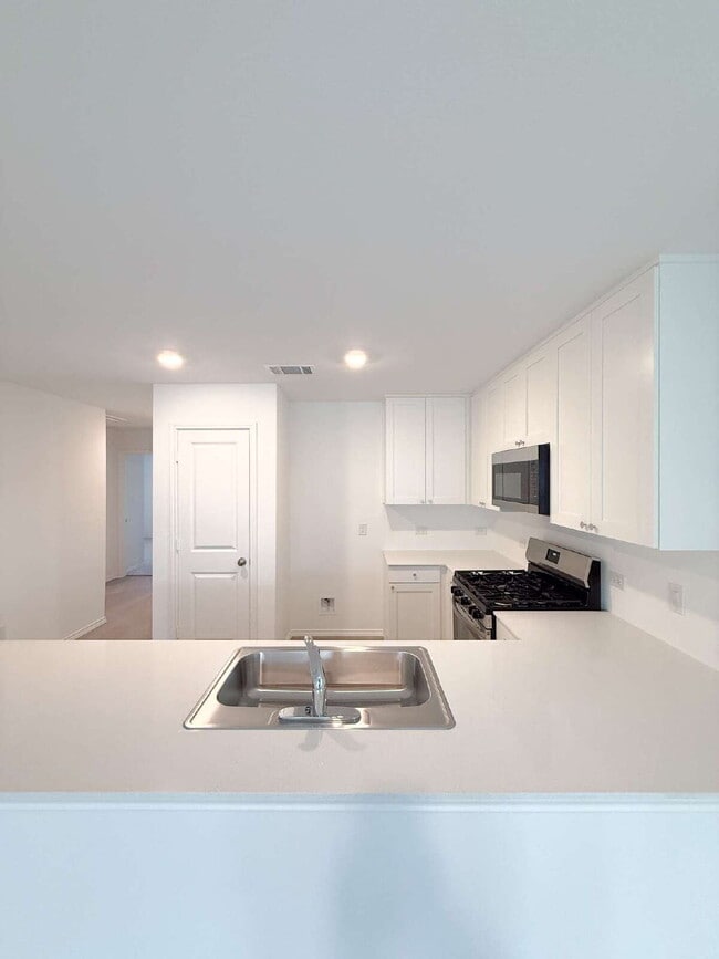 Building Photo - One Story 4 Bedroom/2Bath - For Rent - San Marcos, TX - Minutes From Shopping, Entertainment, and...