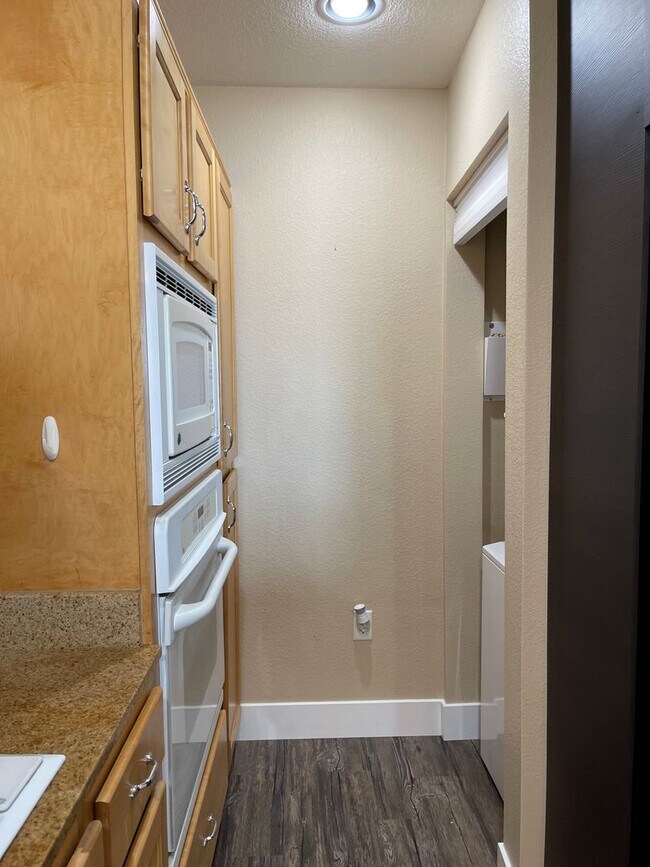 Building Photo - Park Avenue One Bedroom