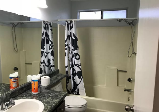 Building Photo - Close to freeway and shopping