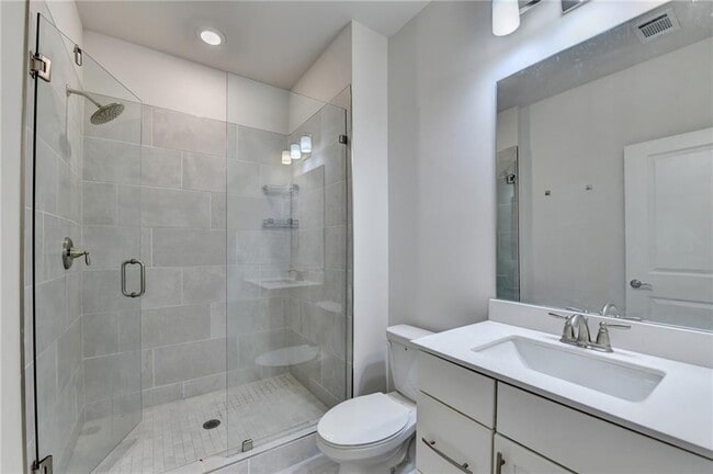 Building Photo - 3159 Clairebrooke Ave