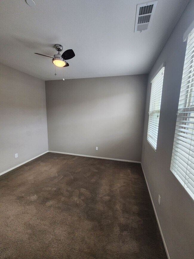 Building Photo - Gorgeous two bedroom home with 2.5 bathroo...