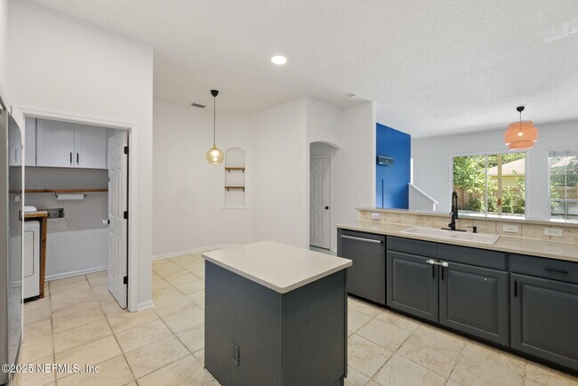 Building Photo - 721 Hazelmoor Ln