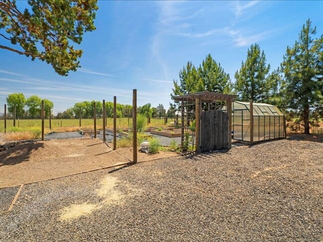 Building Photo - 4 Bedroom Tumalo Dream home on 3.21 Acres!