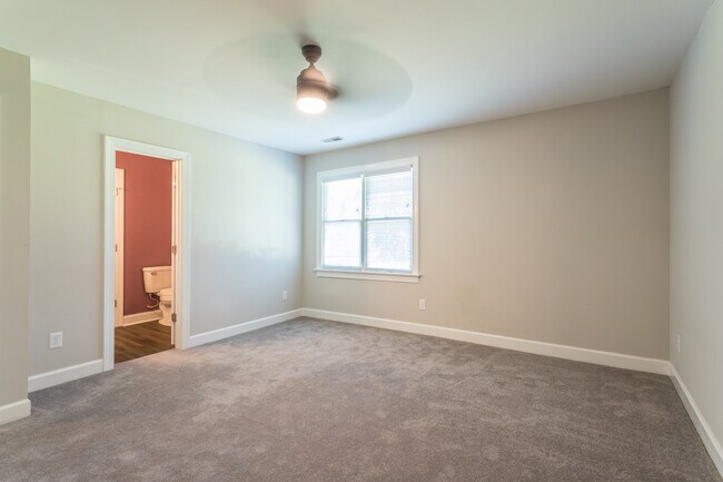 Building Photo - 2565 Oakes Plantation Dr
