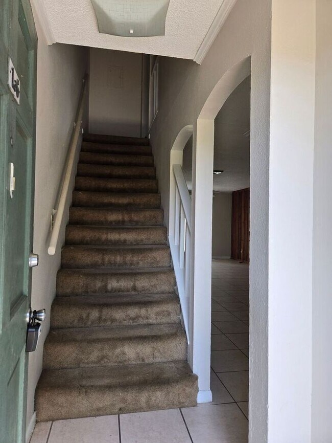 Building Photo - 2 bedroom Townhome off Pensacola Available