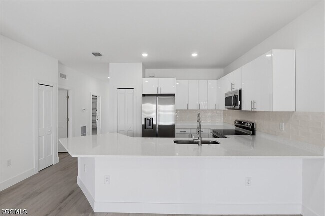 Building Photo - 723 Ivan Ave S