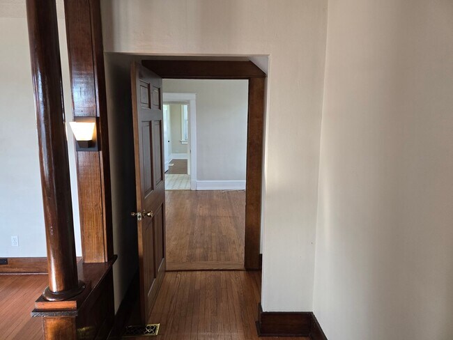 Building Photo - 422 E Fifth St