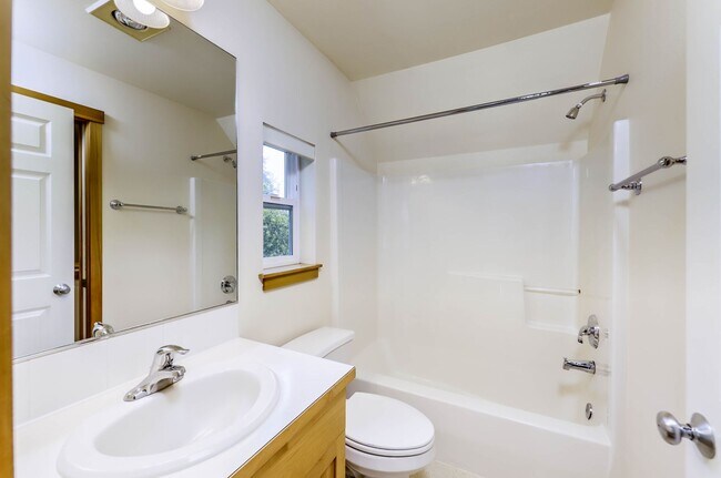 Building Photo - August Rent 50% Off  - Courtyards Condominium unit in Town