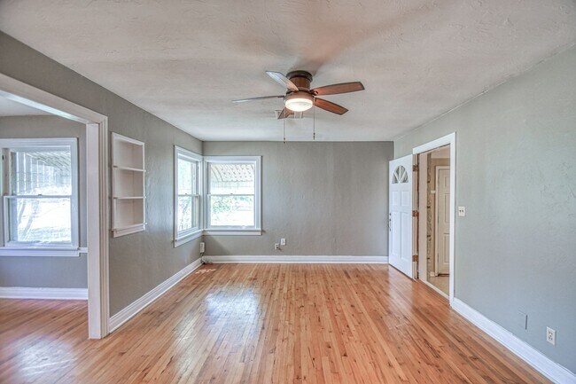 Building Photo - Charming Campus Home!