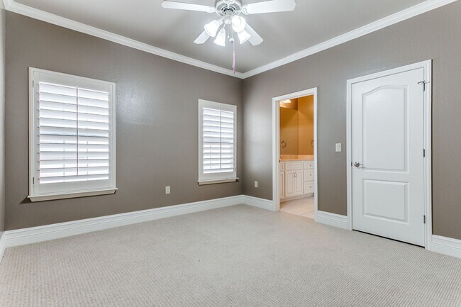 Building Photo - LUXURY 3-BEDROOM TOWNHOME IN ALAMO HEIGHTS