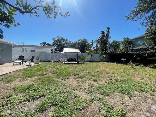 Building Photo - 3030 W Helen Ave