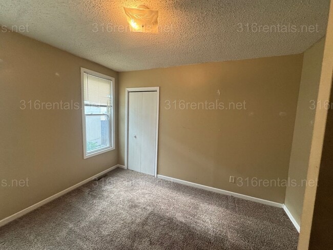 Building Photo - $1150 - 3 bed 1 bath - Single Family Home