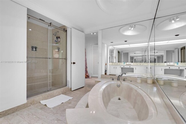 Building Photo - 1121 Crandon Blvd