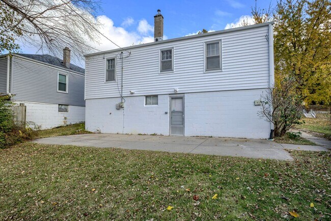 Building Photo - Charming 2 Bedroom With Spacious Living In Benson!!