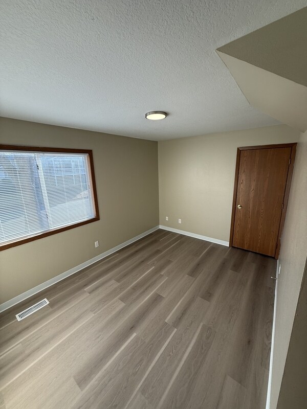 Building Photo - 215 Jewel Dr