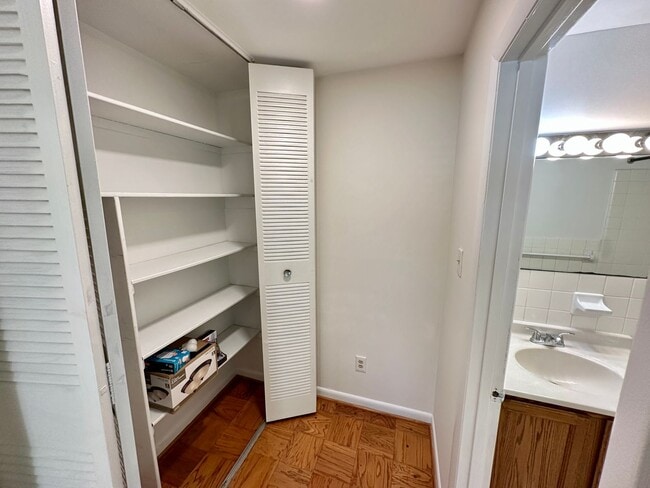 Building Photo - Rarely available 3-Bed, 2-Bath condo in th...