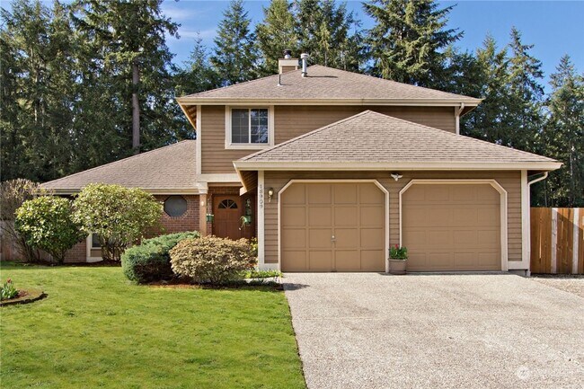 Primary Photo - Charming 4 Bedroom home with fenced yard a...