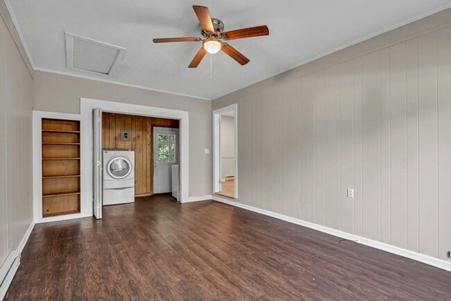 Building Photo - $2200 — 4 bedroom 2 bath House Student and...