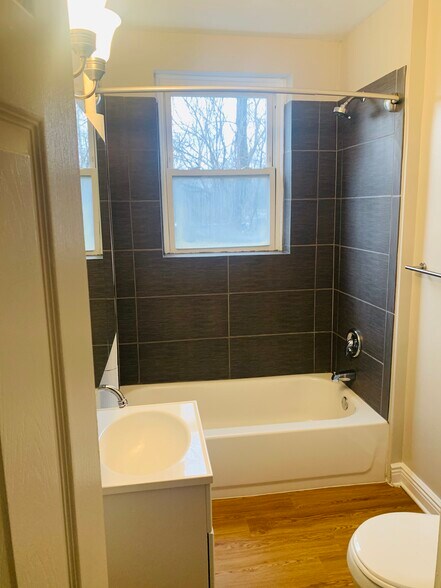 Building Photo - 35 Conger St