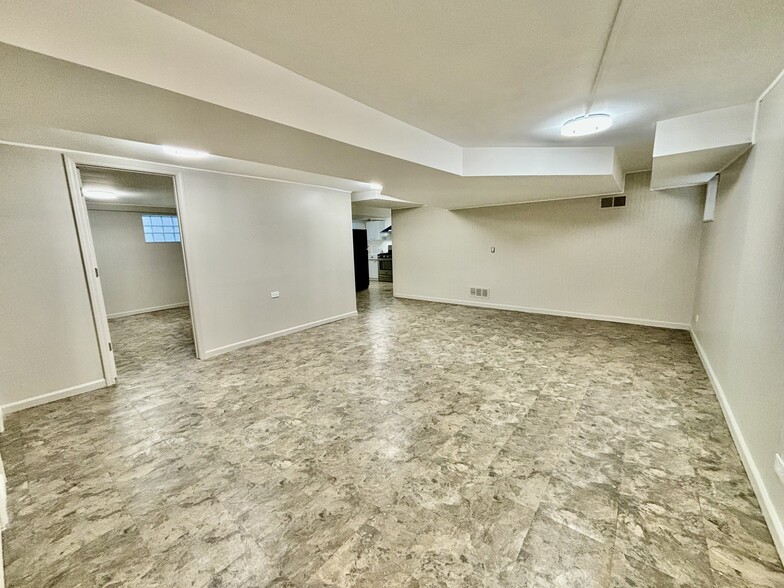 Living/Dining - 2642 W Farragut Ave