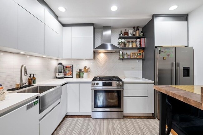 Building Photo - 299 Van Buren St