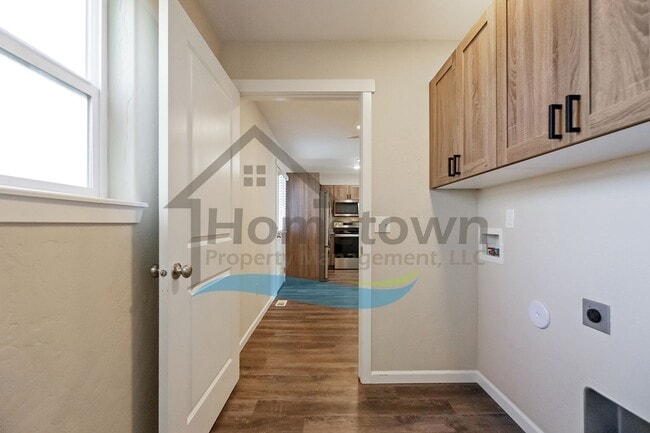 Building Photo - 2 Bedroom 2 Bath Home with Attached Garage...