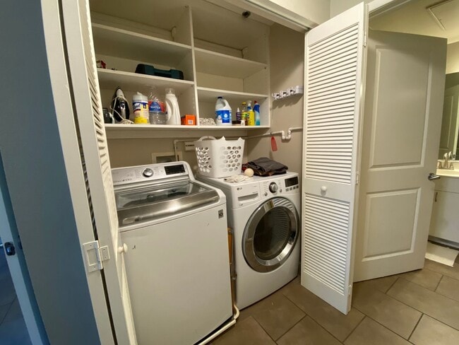 Building Photo - Anaheim Stadium Lofts - 1 Bedroom