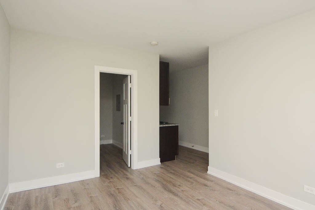 Building Photo - 735 W Brompton Ave