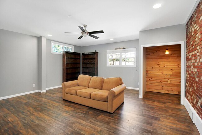 Building Photo - 3 bedroom 2 bath home in a great area filled with tons of extras you will LOVE!