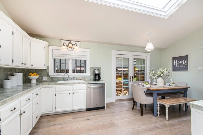Building Photo - Updated 3BD/2BA Menlo Park Home with French Oak Floors + Bonus Room
