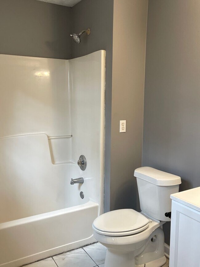 Building Photo - Split Foyer