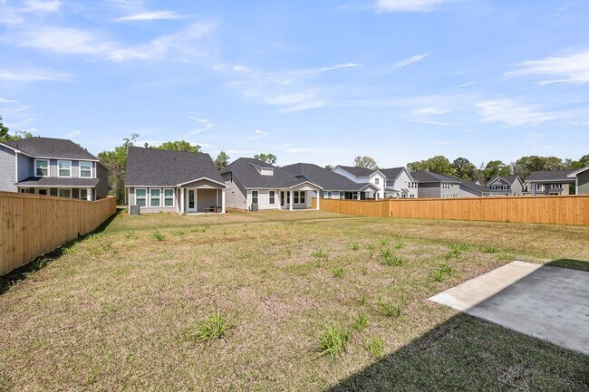 Building Photo - Beautiful 3 bedroom 2.5 bathroom two story home available in North Charleston!