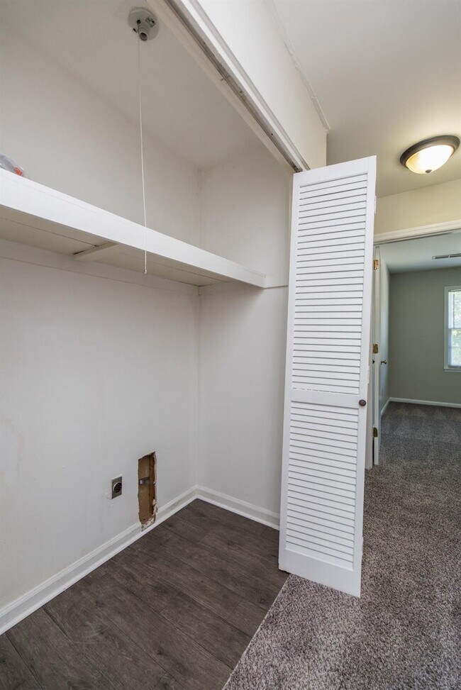 Building Photo - 3736 Camelot Dr