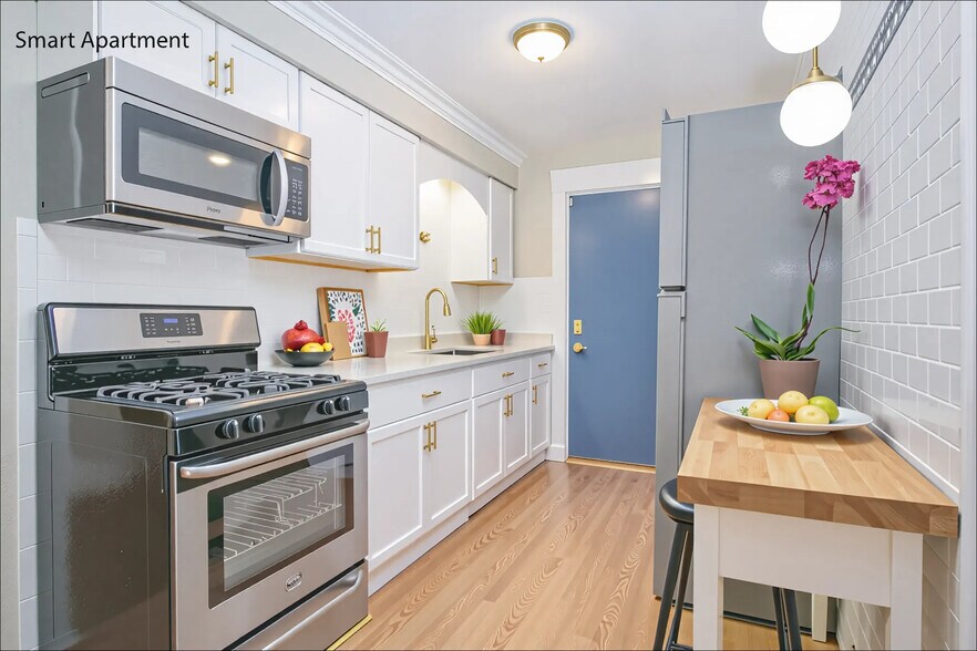 Modern Kitchen | 1000 Watt Microwive, Gas Stoves & Stainless Steel Appliances - 1211 Pine St