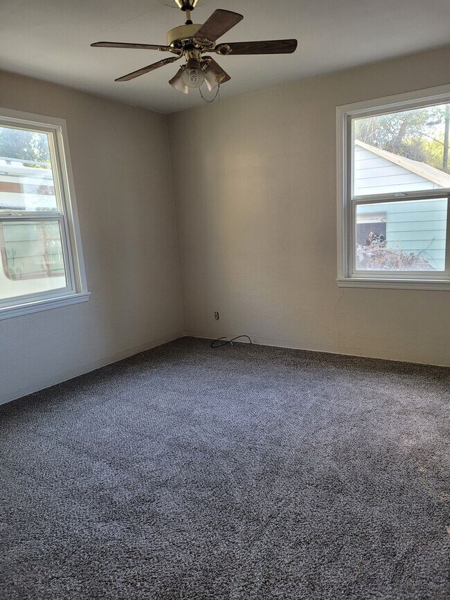 Building Photo - Supper cute 3 bedroom 1 bath house. This house has lots of charm.  The upstairs is one big bedroo...