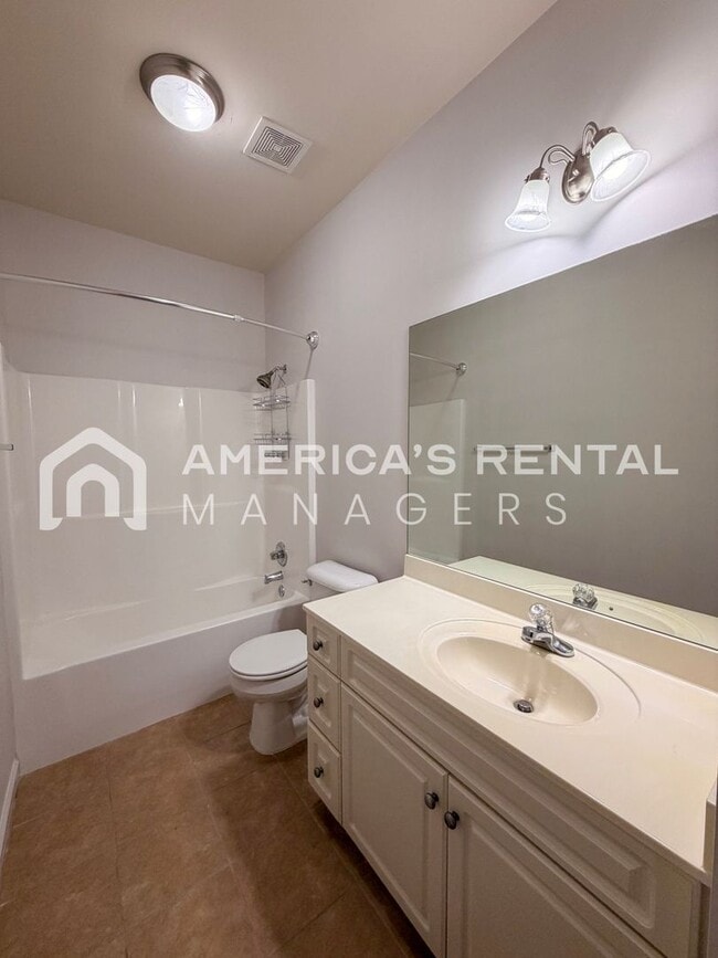 Building Photo - Modern One-Level Living with Pool and Club...