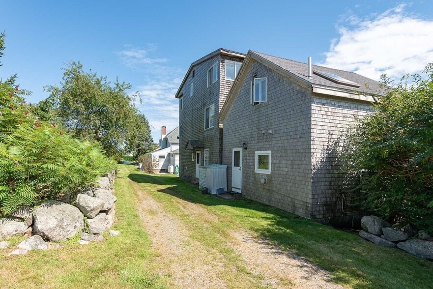 Building Photo - 1497 Ocean, Unit #1 Carriage House