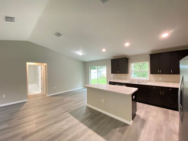 Building Photo - Custom Home - Desirable SW Ocala Neighborhood 3/2/2 **Won't Last**