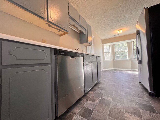 Building Photo - AVAILABLE LATE AUGUST | RECENTLY RENOVATED...