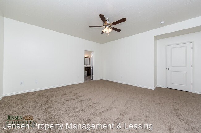 Building Photo - 6 br, 3.5 bath House - 3262 East Livia Drive