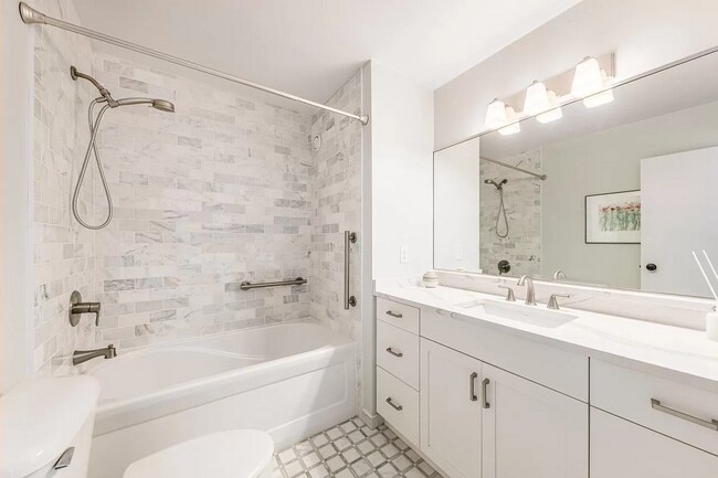 Master bathroom - 1660 N Prospect Ave