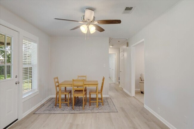 Building Photo - 470 W Marshall Dr