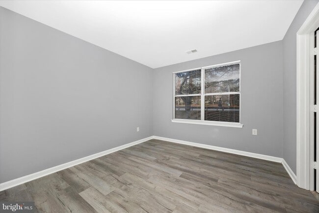 Building Photo - 10001 Vanderbilt Cir