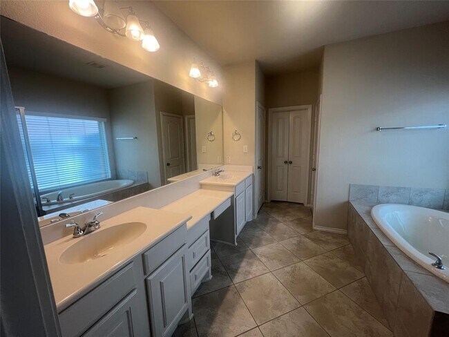 Building Photo - 2911 Meadows Pond Ln