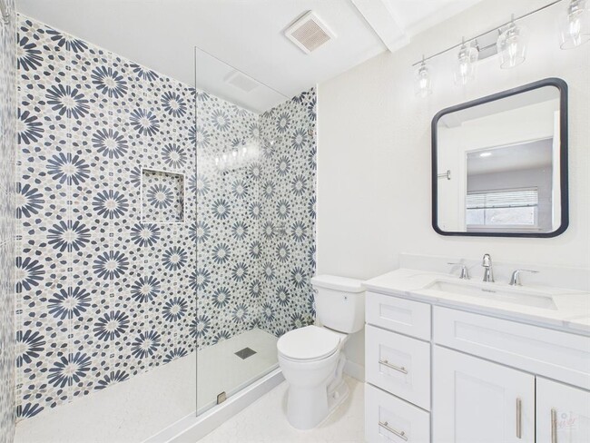 Building Photo - 304 E 33rd St