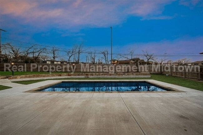 Building Photo - Stunning 4-Bedroom Retreat with Designer T...