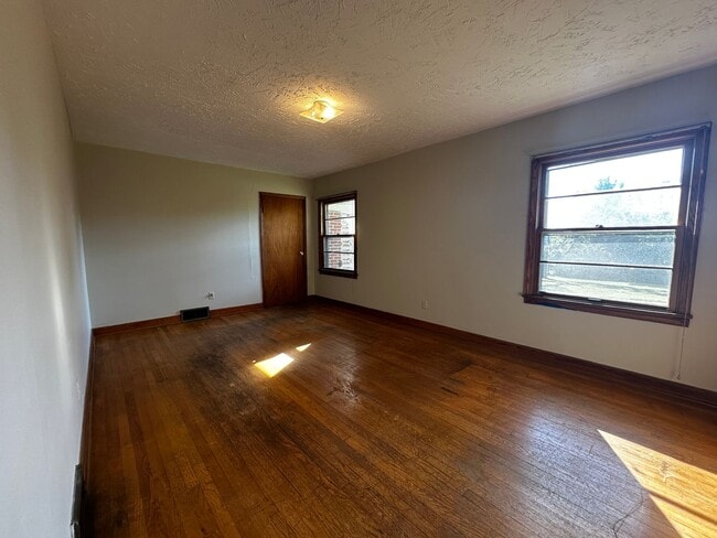 Building Photo - **Move-In Special !! 3 bed/ 2 bath rancher...