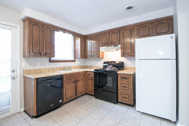 Building Photo - 814-B Golfview Pl