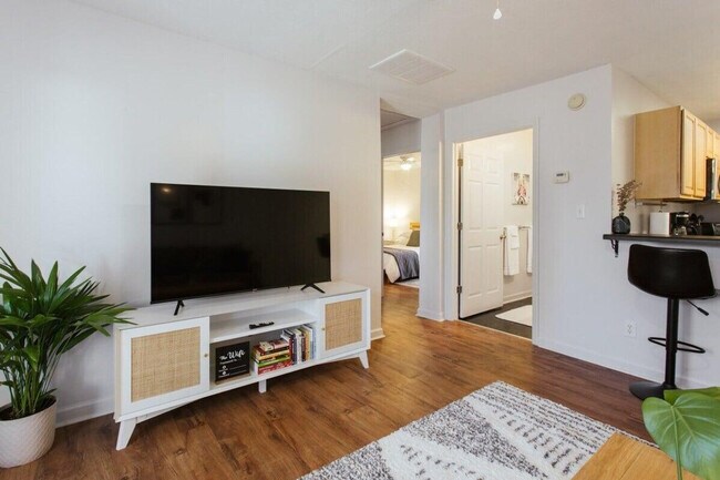 Building Photo - 672 Barber St